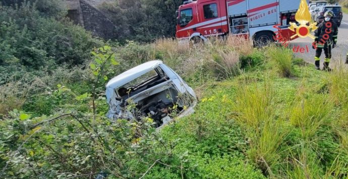 Drammatico incidente nel Cosentino, muore una donna nello scontro tra un’auto e un furgone