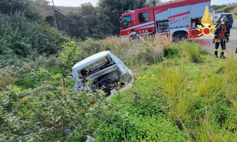 Drammatico incidente nel Cosentino, muore una donna nello scontro tra un’auto e un furgone