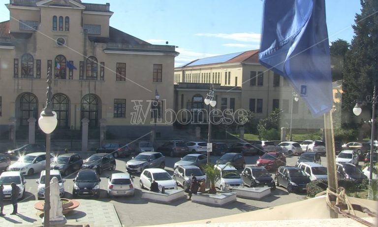 Vibo, piazza Municipio: in arrivo l’ordinanza che riduce il parcheggio – Video