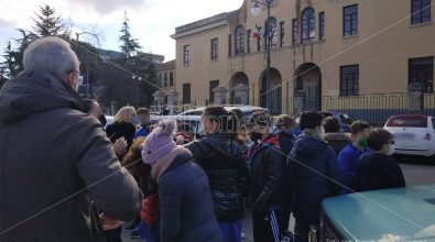 Terremoto a Vibo, scuole evacuate ma le auto in piazza Municipio bloccano le vie di fuga – Video