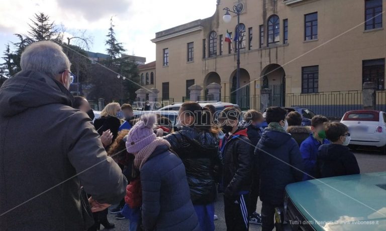 Terremoto a Vibo, scuole evacuate ma le auto in piazza Municipio bloccano le vie di fuga – Video