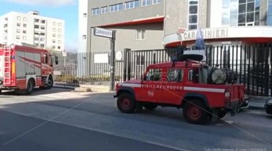 Dramma a Rende, si dà fuoco davanti alla caserma dei carabinieri: è grave