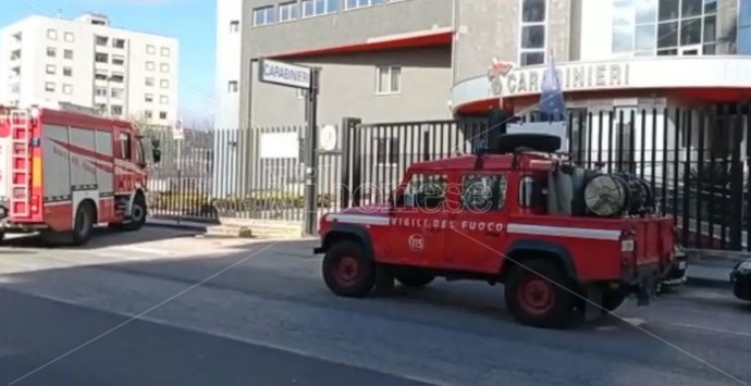 Dramma a Rende, si dà fuoco davanti alla caserma dei carabinieri: è grave
