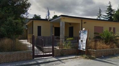 Scuola di Portosalvo chiusa per lavori fatti male, l’assessore non convince Luciano