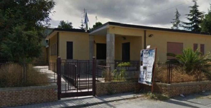 Scuola di Portosalvo chiusa per lavori fatti male, l’assessore non convince Luciano