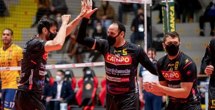 Volley, nella gara tra Tonno Callipo-Modena giocatori in campo con le mascherine Ffp2