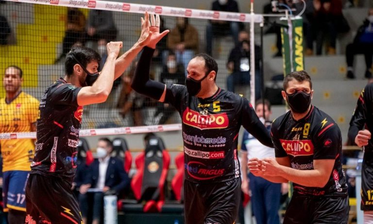 Volley, nella gara tra Tonno Callipo-Modena giocatori in campo con le mascherine Ffp2