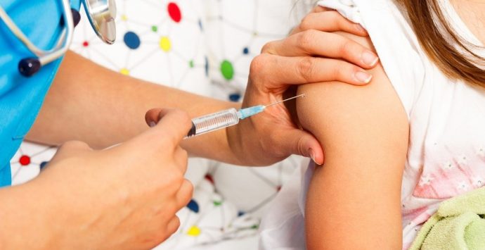 Covid, via libera al vaccino Pfizer come dose di richiamo per gli under 12