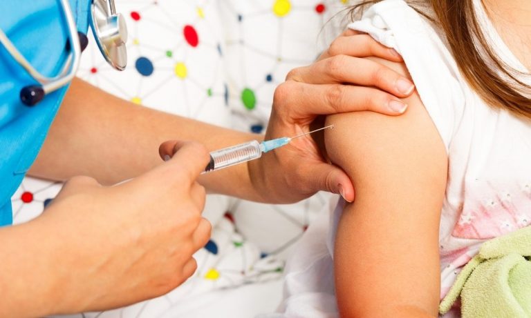 Covid, via libera al vaccino Pfizer come dose di richiamo per gli under 12