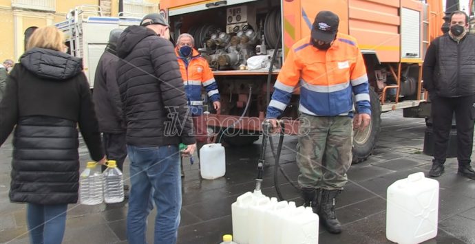 Emergenza idrica a Vibo Valentia: cittadini esasperati assediano le autobotti – Video