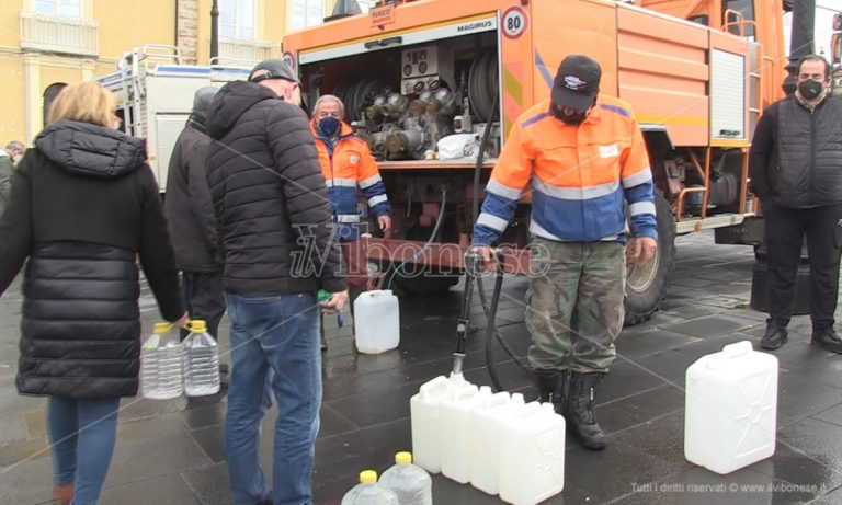 Emergenza idrica a Vibo Valentia: cittadini esasperati assediano le autobotti – Video