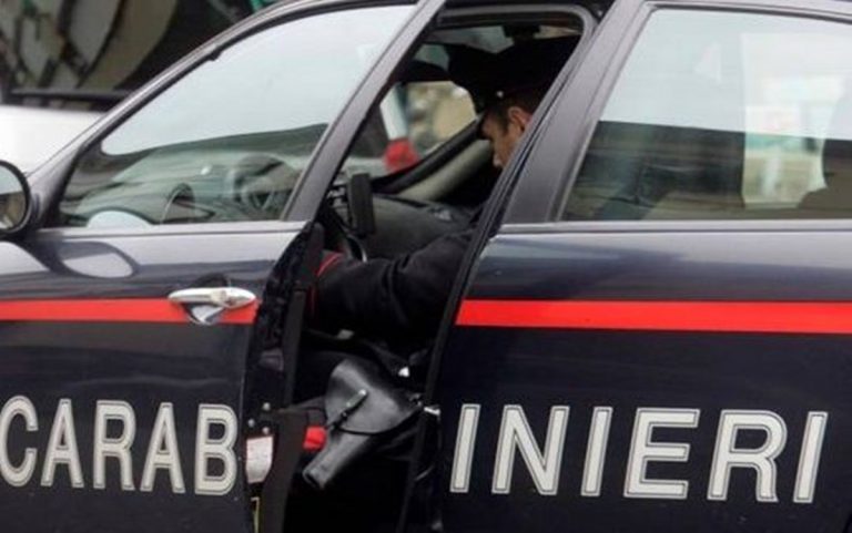 Minaccia l’ex e dà fuoco alla porta dello studio legale: 30enne in carcere