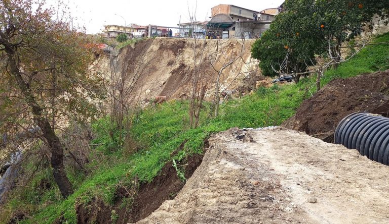 Frana minaccia le abitazioni, cresce la paura a San Calogero