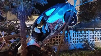 Un’auto esce di strada e si incastra tra due alberi: 25enne perde la vita
