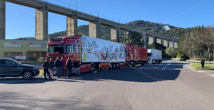 Caro gasolio: gli autotrasportatori vibonesi presidiano lo svincolo di Pizzo, ma nessun blocco