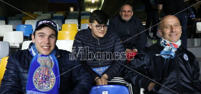 Napoli-Barcellona, sugli spalti anche un gruppo di tifosi del Vibonese – Video