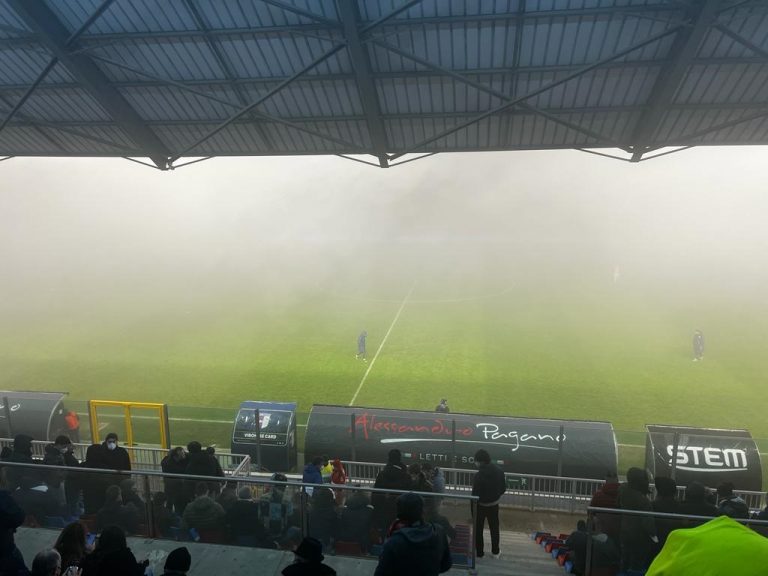 Scende la nebbia al Luigi Razza: Vibonese-Taranto momentaneamente sospesa