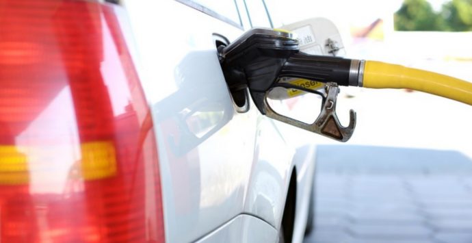 I prezzi dei carburanti continuano a salire, si sfiora il picco di 2.5 euro anche nel Vibonese