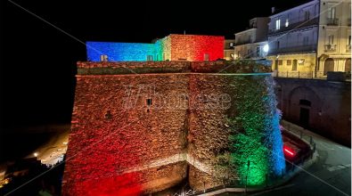 Pizzo, il castello Murat illuminato con i colori dell’arcobaleno per chiedere la pace in Ucraina