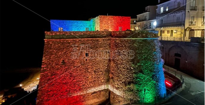 Pizzo, il castello Murat illuminato con i colori dell’arcobaleno per chiedere la pace in Ucraina