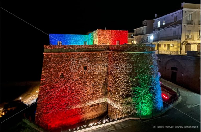 Pizzo, il castello Murat illuminato con i colori dell’arcobaleno per chiedere la pace in Ucraina