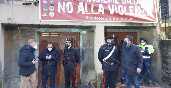 A Dasà fiaccolata a sostegno del sindaco dopo l’aggressione in municipio