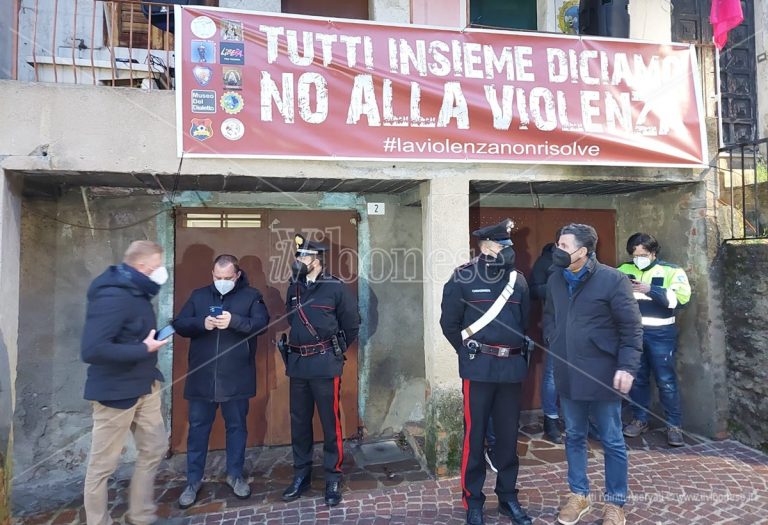 A Dasà fiaccolata a sostegno del sindaco dopo l’aggressione in municipio