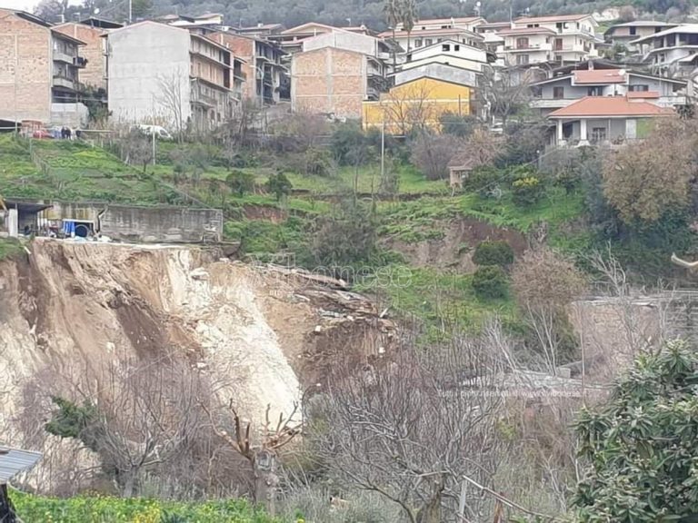 Frana a San Calogero, altre famiglie a rischio evacuazione: chiesto lo stato di calamità naturale