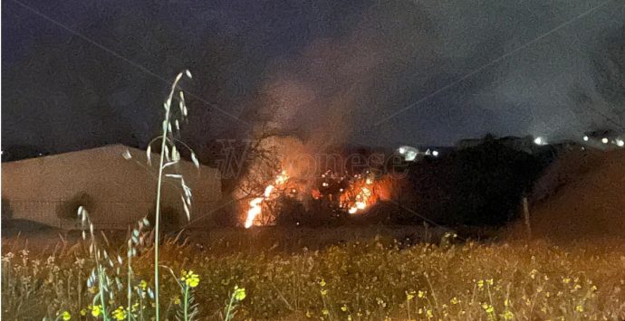 Incendio devasta la collinetta di San Costantino: intervengono i vigili del fuoco