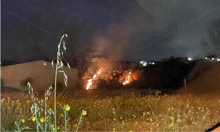 Incendio devasta la collinetta di San Costantino: intervengono i vigili del fuoco