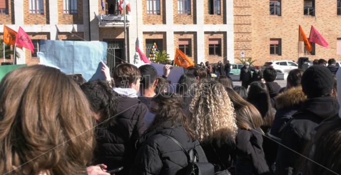 Studenti in piazza a Vibo per dire no alla violenza: delegazione dal prefetto