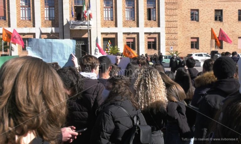 Studenti in piazza a Vibo per dire no alla violenza: delegazione dal prefetto