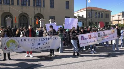 A Vibo Valentia centinaia di studenti in piazza con Libera per dire no alla violenza – Video