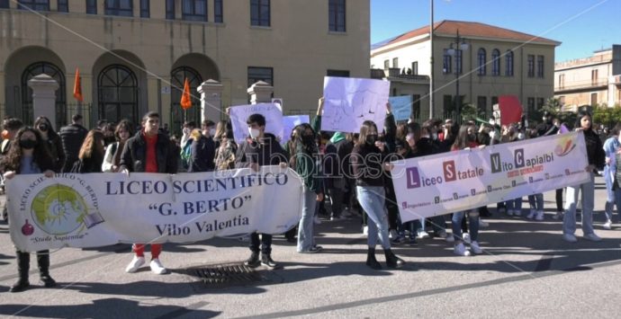 A Vibo Valentia centinaia di studenti in piazza con Libera per dire no alla violenza – Video