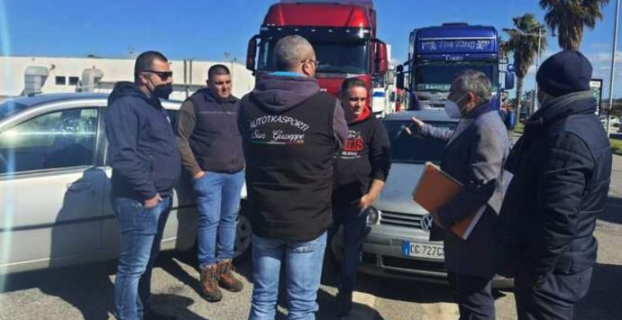 Caro carburanti, autotrasportatori calabresi in protesta lungo l’A2