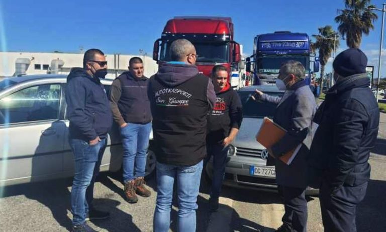 Caro carburanti, autotrasportatori calabresi in protesta lungo l’A2