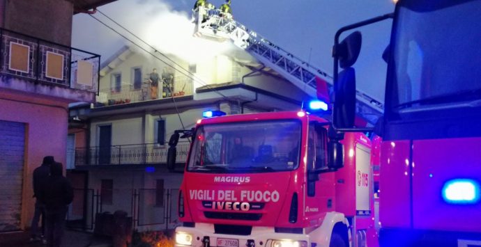 Filadelfia, in fiamme il tetto di un’abitazione: sul posto i vigili del fuoco di Vibo