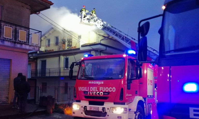 Filadelfia, in fiamme il tetto di un’abitazione: sul posto i vigili del fuoco di Vibo