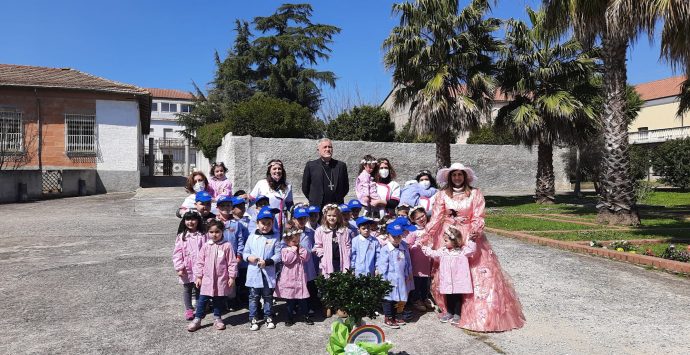Mileto, il vescovo incontra i bambini del “San Giuseppe” per la Festa di Primavera