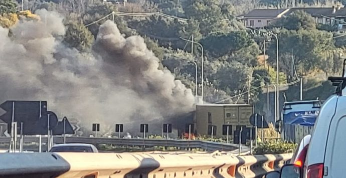 Camion prende fuoco sull’autostrada A/2: sul posto vigili del fuoco e polizia – Video