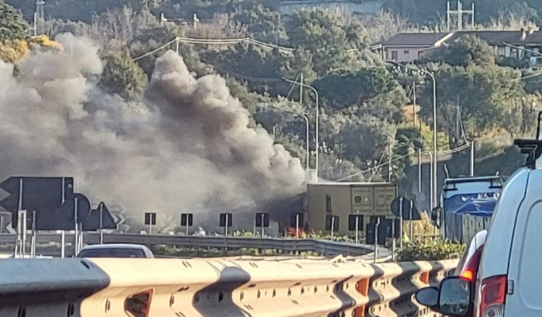 Camion prende fuoco sull’autostrada A/2: sul posto vigili del fuoco e polizia – Video