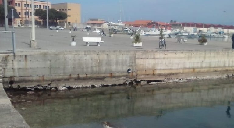 Vibo Marina, registrato un eccezionale abbassamento del livello del mare: scattano i controlli