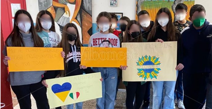 Dall’Ucraina a Vibo Marina, due sorelline accolte con affetto dai nuovi compagni di scuola e prof