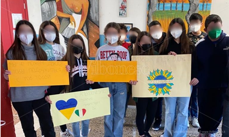 Dall’Ucraina a Vibo Marina, due sorelline accolte con affetto dai nuovi compagni di scuola e prof