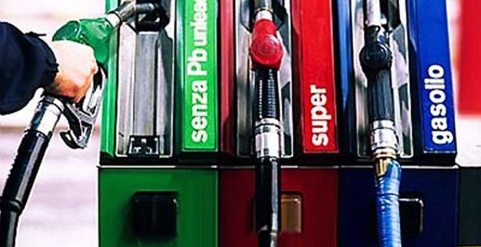 Benzina e gasolio in sette giorni, scendono ancora i prezzi: ecco i costi