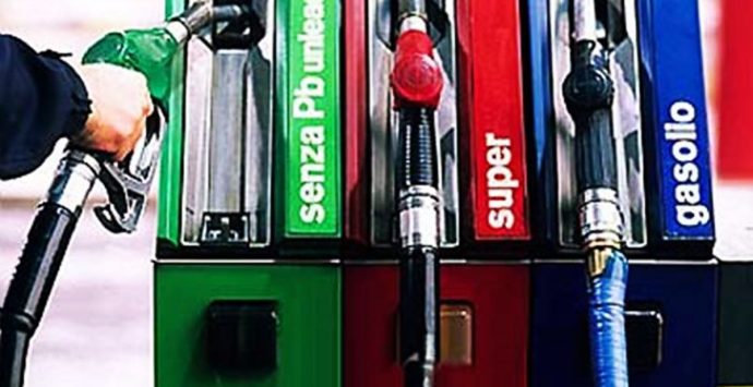 Carburanti, lieve calo dei prezzi per gasolio e benzina