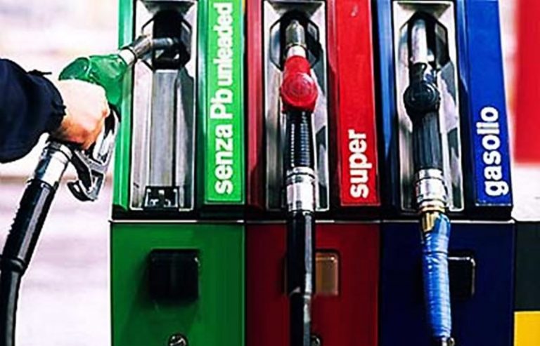 Carburanti, lieve calo dei prezzi per gasolio e benzina