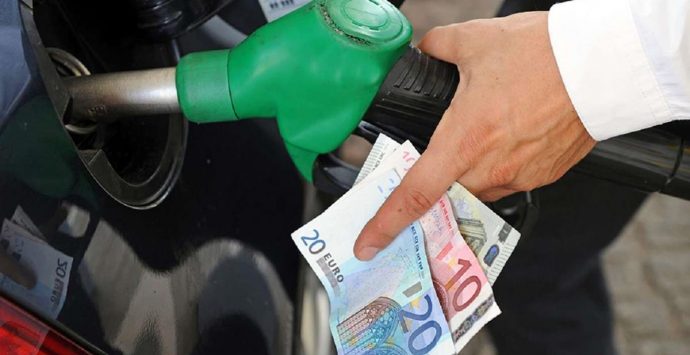 Prezzi benzina e diesel ancora in calo: verde self ai minimi dell’anno