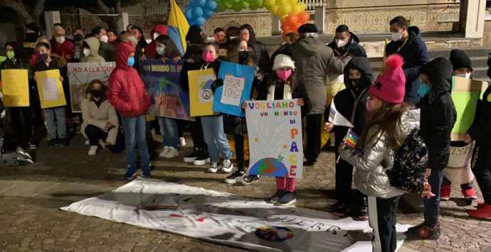 Briatico in piazza per l’Ucraina, il sindaco Vallone: «Pronti ad accogliere profughi»