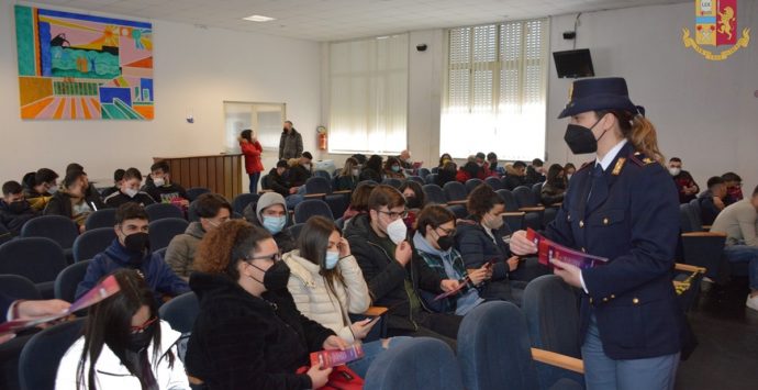 La Polizia di Vibo nelle scuole in occasione della Festa delle donne